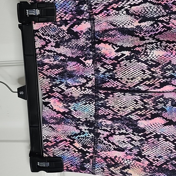 SHORTS CUT THE FRILLS WOMAN'S ATHLETIC SHORTS. - Picture 2 of 6